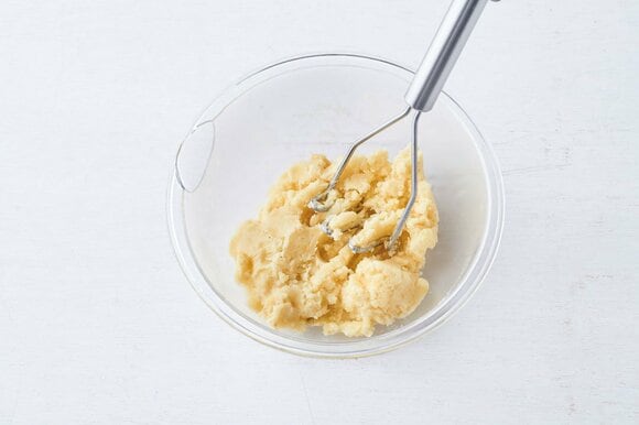 サツマイモをつぶす