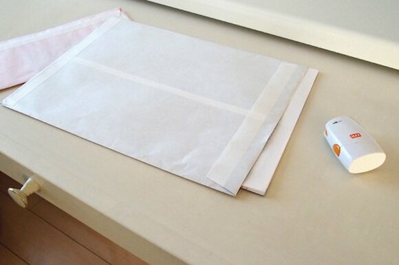 レターオープナーを右手で取り出し、その流れで開封