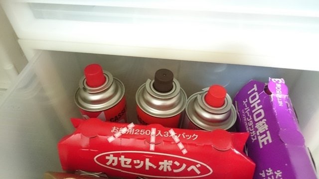 並べられたカセットボンベ