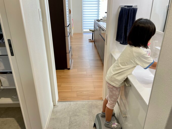 子どもが手を洗う