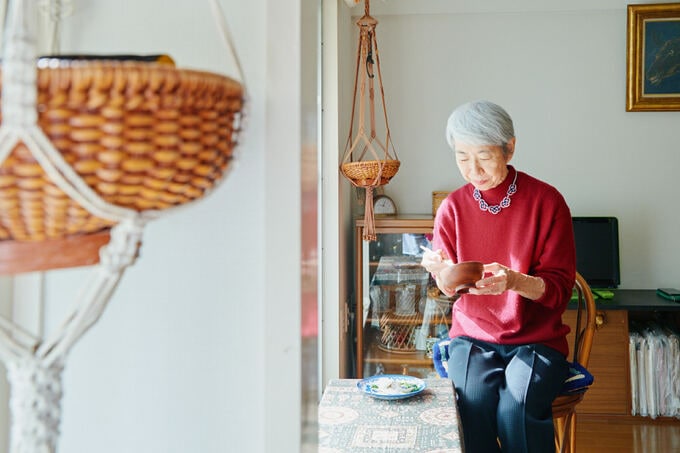 食事をする女性