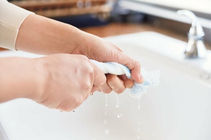 ペーパータオルをしぼる様子