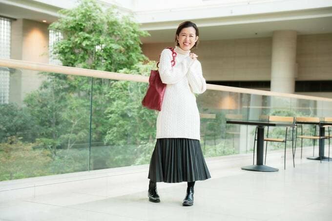 白に黒スカートの女性