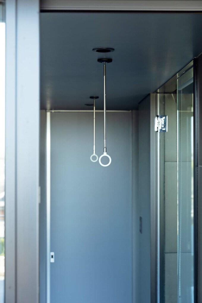 雨の日には室内干しができるように物干し金具を設置