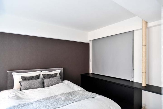 窓用スクリーンを下ろした寝室