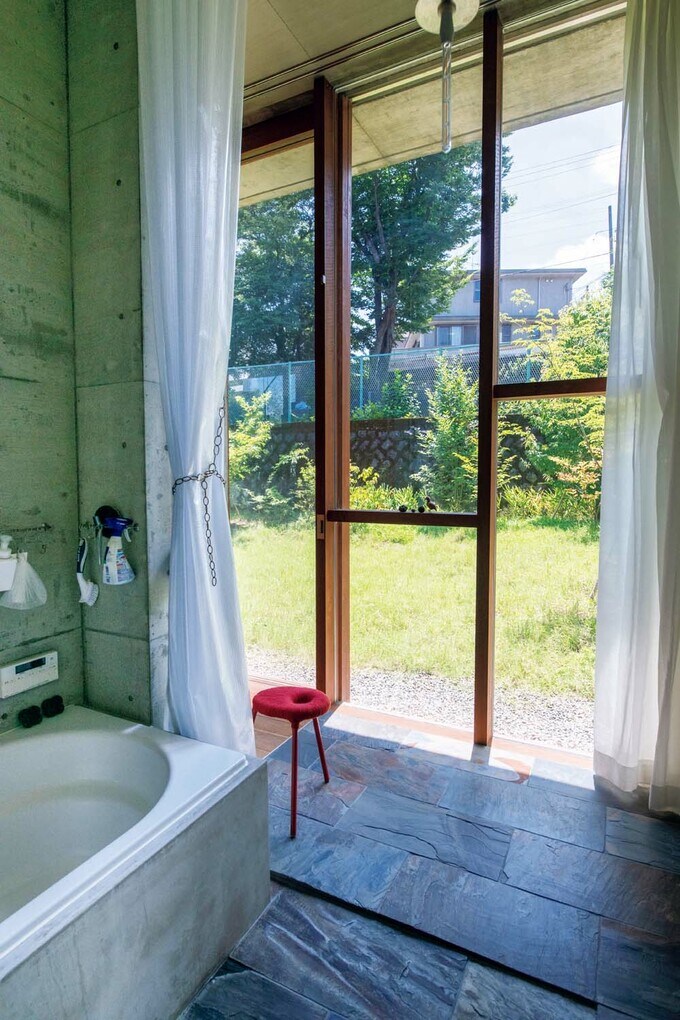 庭を身近に感じる室内