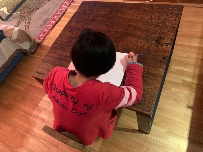 単体のローテーブルで宿題をしている様子