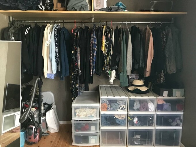 服をしまったクローゼット