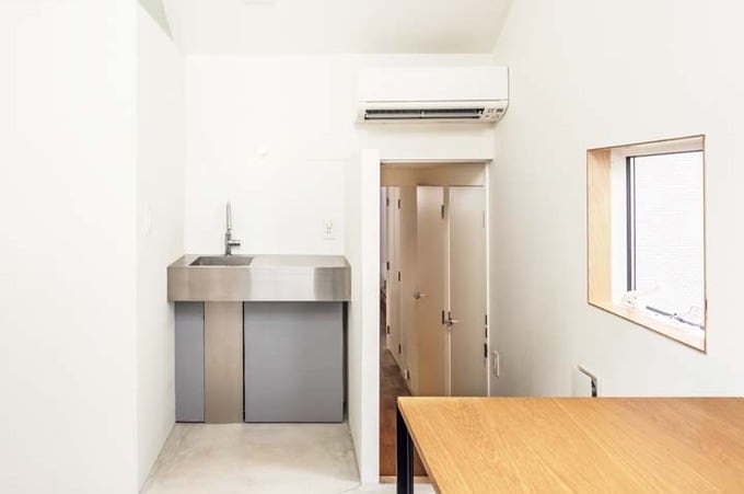 トイレとミニキッチンが備え付けられた仕事場