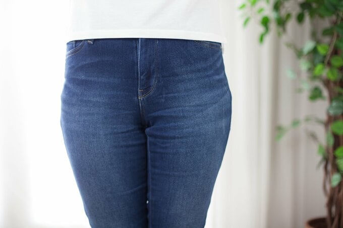 ジーンズをはいた女性　イメージ画像