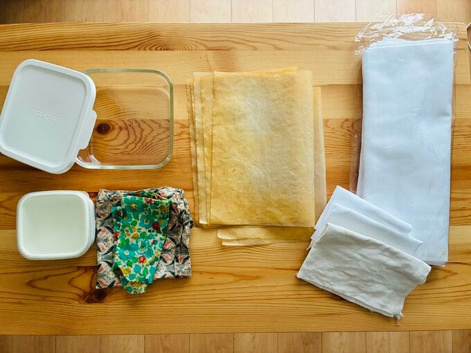 さらし、蜜蝋ラップ、フタつき容器、オーブンシートなどのくりかえし使えるキッチン用品