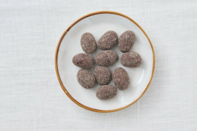 黒豆の甘納豆にチョコレートをコーティング