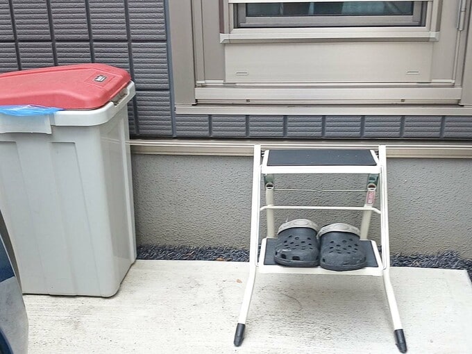 勝手口の外に置いたゴミ箱