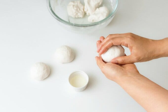 パン生地を丸める様子