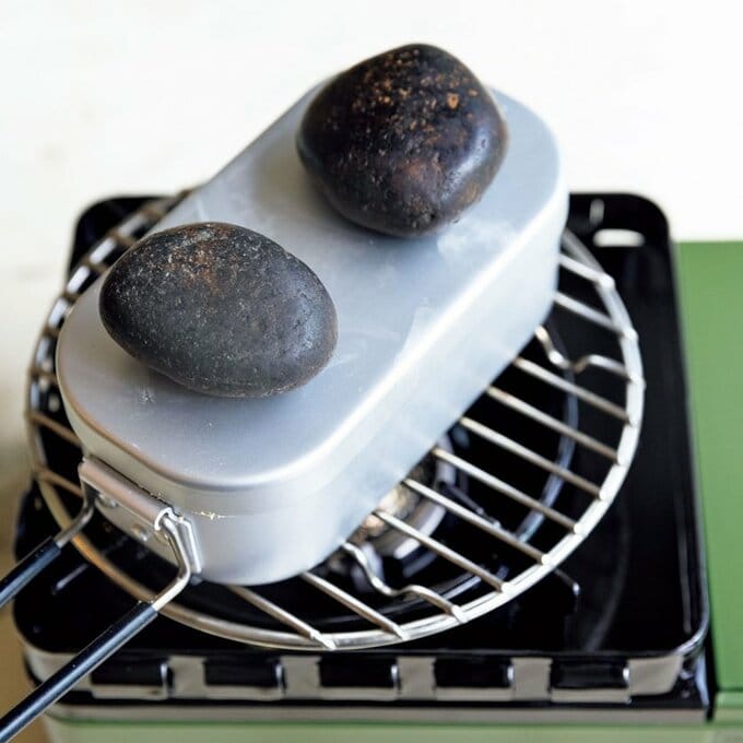 フタに石を置いて吹きこぼれ防止