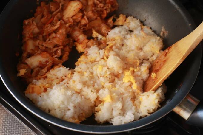 ご飯を入れ、すばやく卵とご飯をよく混ぜる
