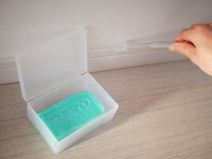 ホコリが溜まりやすい部分を優しくブラッシング