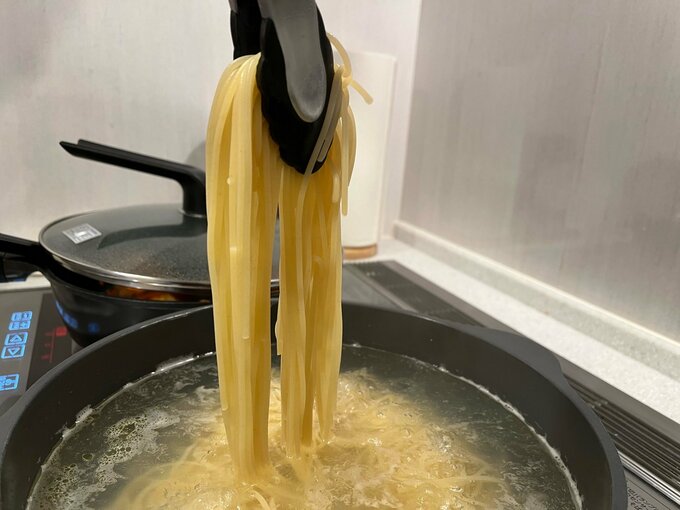 パスタをつかむトング