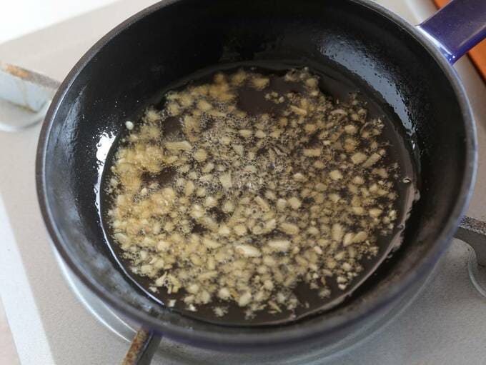 小鍋にニンニクとゴマ油