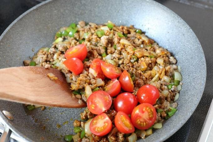 フライパンにミニトマト