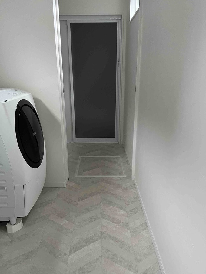 家事室から脱衣所を見る