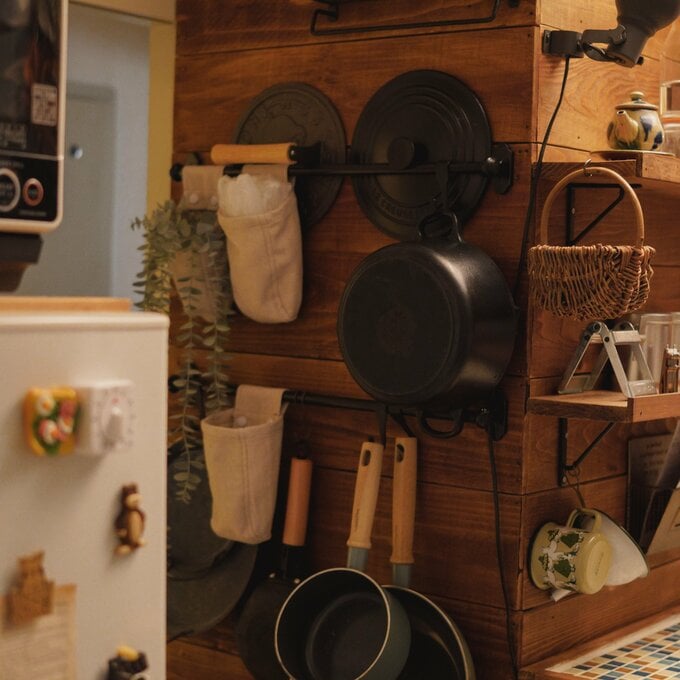 壁面収納と鍋