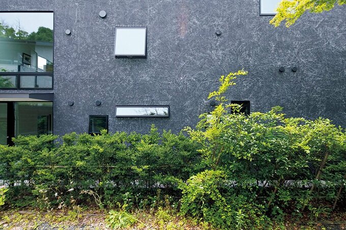 外側に窓がせり出す横すべり出し窓