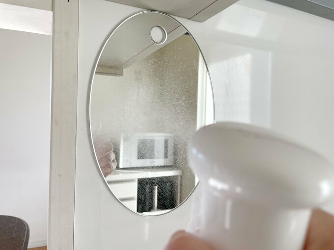 鏡に水をスプレー