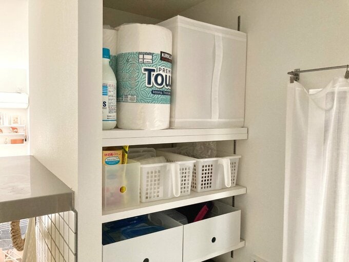 パントリー風収納はケースで対策