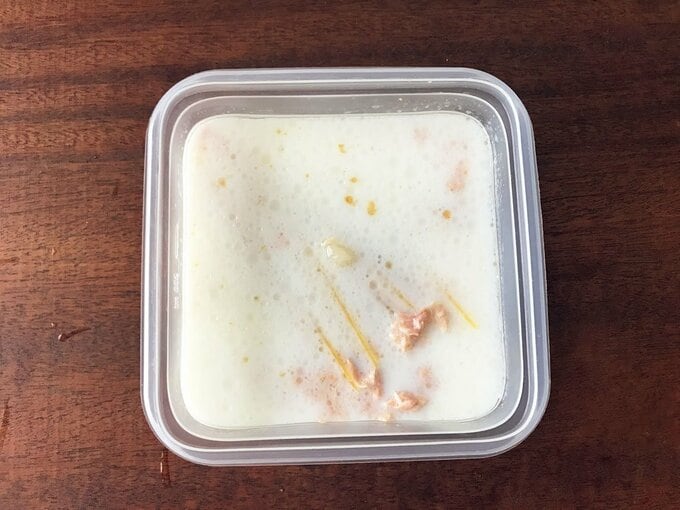 耐熱容器にパスタとツナ