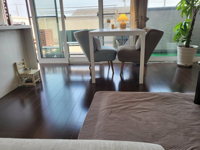 ダイニングテーブルは思いきって窓側へ