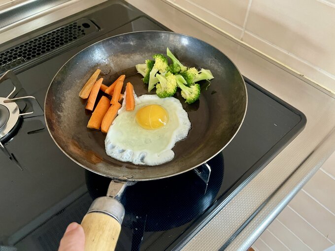 目玉焼き調理の様子
