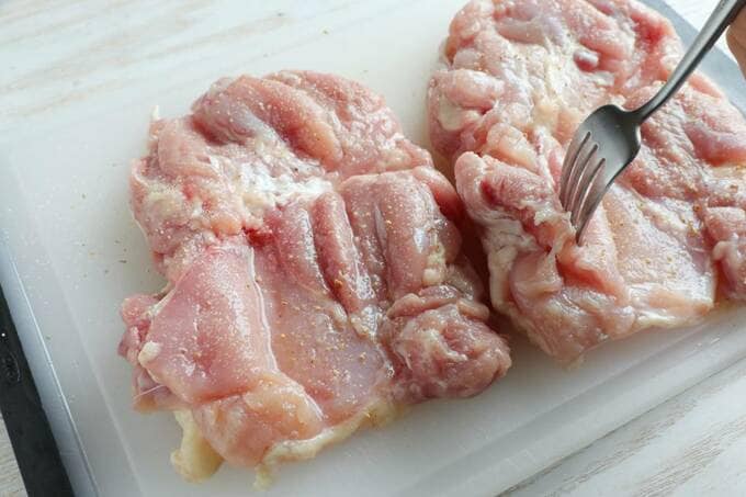 お肉をフォークでさす