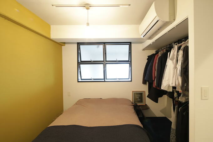オープンクロゼットのある寝室
