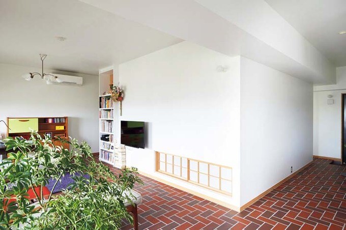 キューブのように白い壁で囲まれた和室部分