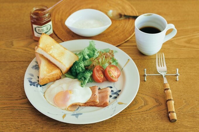 ゆっくり時間をかける日曜日の朝食。ハチミツは、唐津の友人(吉森養蜂場)がつくって送ってくれます