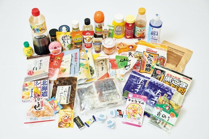 調味料や食材がたくさん並べられた状態