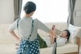 もううんざり!主婦が抱える「面倒な家事への本音」。丸まった靴下が直らずイラッ…