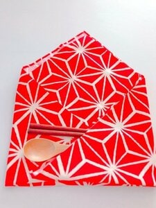 よく入れるカトラリーより少し長めのサイズで、左右の両端から折りたたみます。