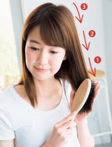 毛先からブラシを通し 髪に空気を含ませる