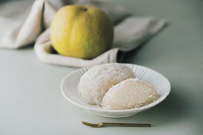 大福からジューシーな梨が…！新感覚な秋の味覚スイーツ