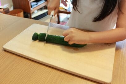 2歳なのに包丁でリンゴを切れた！子どもの能力を引き出す「台所育児」とは？