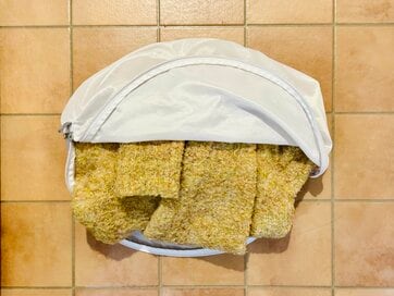 一生使える！「ニットが伸びない」ハンガーのかけ方＆「毛玉ができにくい」お手入れテク