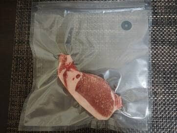 スリーコインズ「真空フリーザーバッグ」。まとめ買い肉の保存に便利