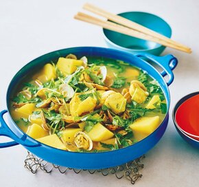 冬の絶品「カレー鍋」。魚介のうま味たっぷり、ジャガイモもホクホク