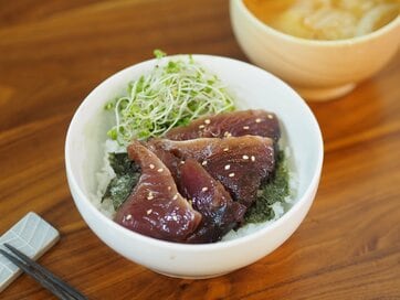 秋のカツオでつくる“絶品丼ぶり”レシピ。漬けてのせるだけ、ブロッコリースプラウトが相性抜群