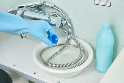 シャワーホースはカビが繁殖しやすい。梅雨にやるべき浴室掃除