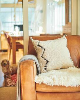 クッションをボア素材に。冬のインテリアのコツは「温かみ」