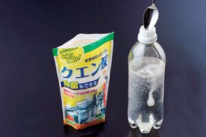 クエン酸を加えて振ります