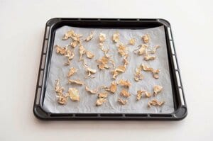 80~100℃(または低温)に予熱したオーブンに(2)を入れ、1時間加熱する。